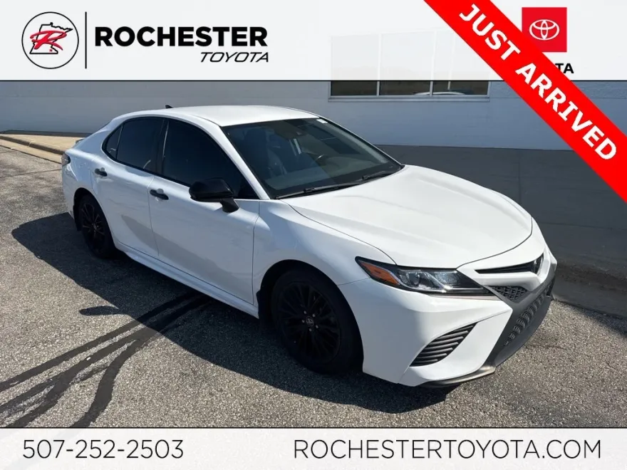 2019 Toyota Camry SE photo 1