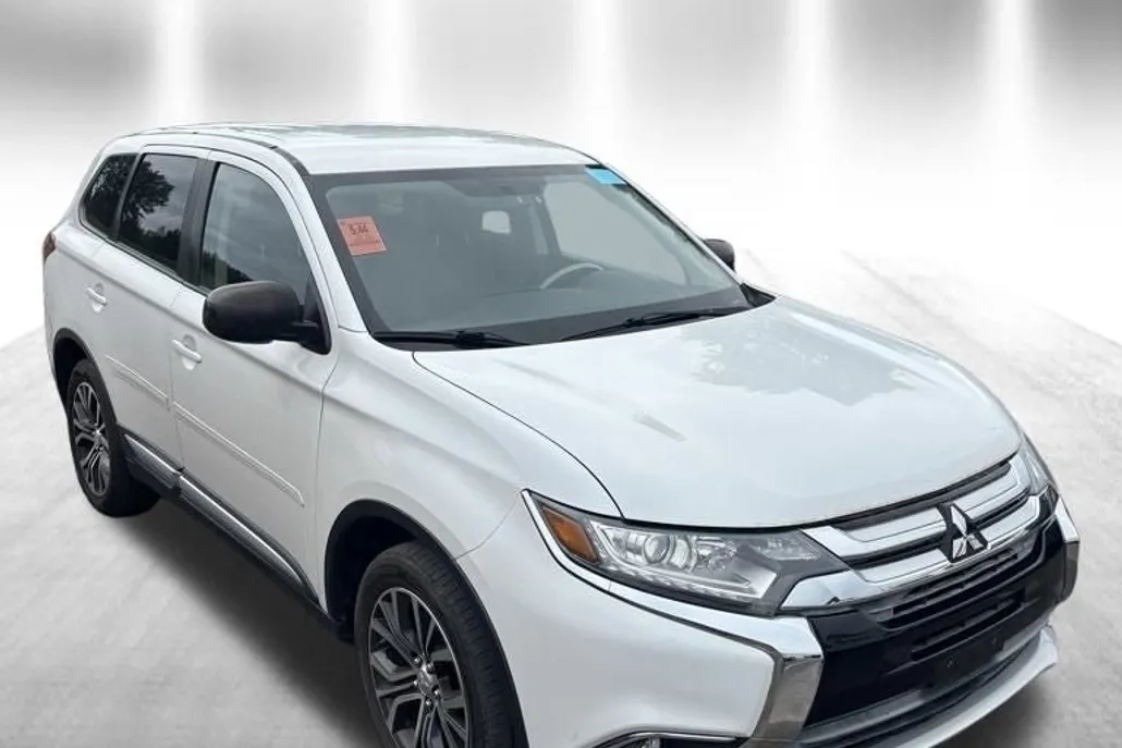 2016 Mitsubishi Outlander ES photo 1