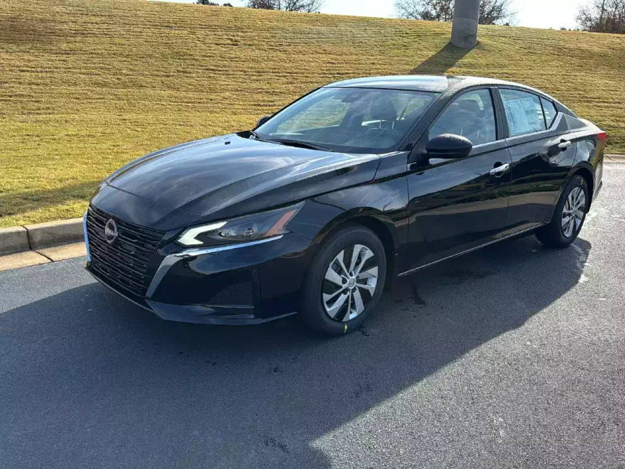 2025 Nissan Altima S photo 1