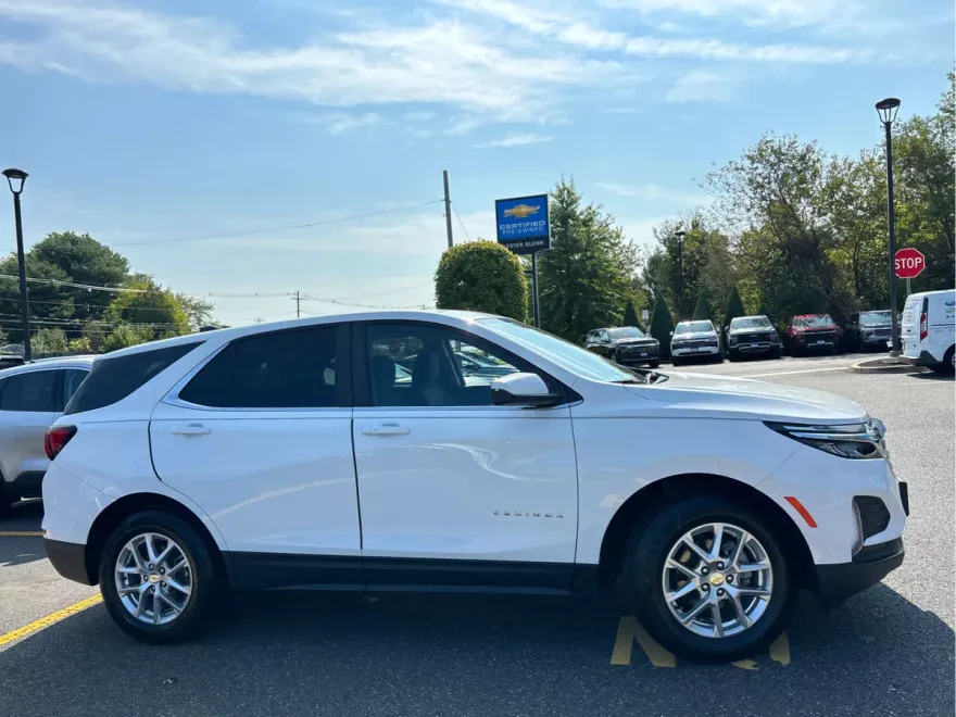 2024 Chevrolet Equinox LT photo 1