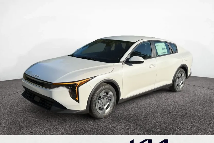 2025 Kia K4 LXS photo 1