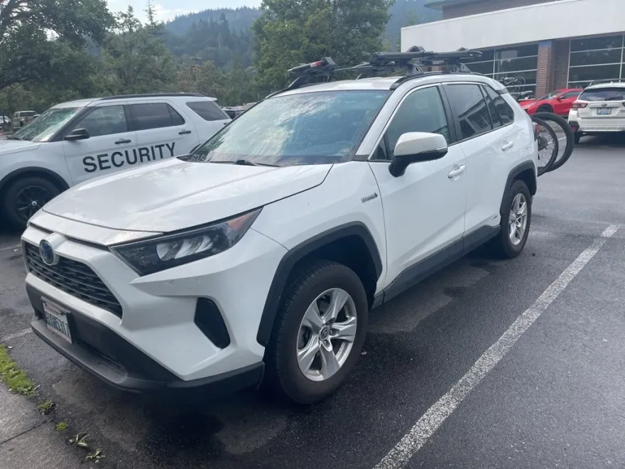 2021 Toyota RAV4 Hybrid LE photo 1