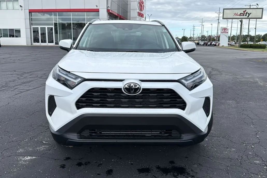2025 Toyota RAV4 XLE photo 1