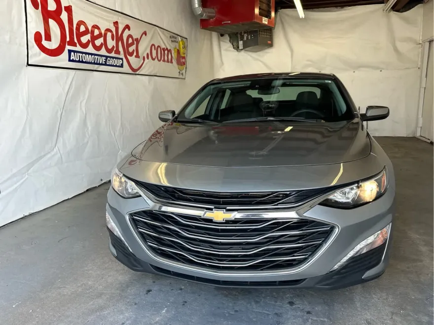 2023 Chevrolet Malibu 1LT photo 1