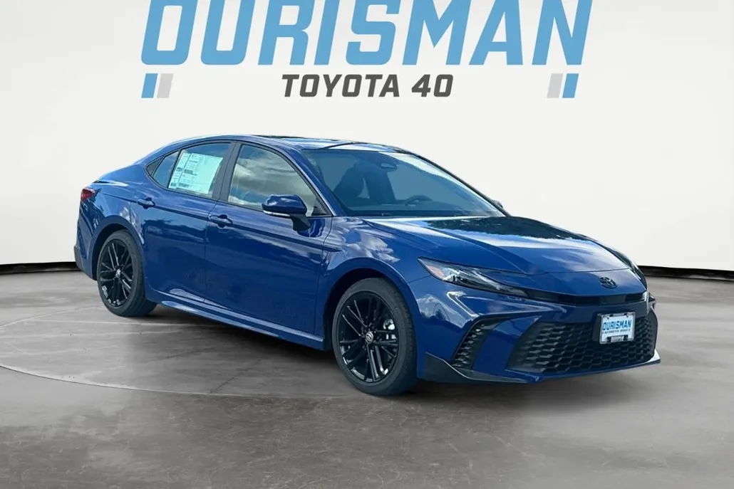 2025 Toyota Camry SE photo 1