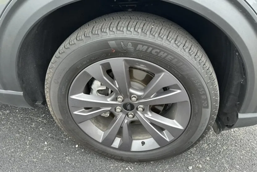 2025 Ford Explorer photo 1