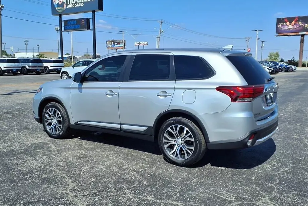 2018 Mitsubishi Outlander LE photo 1