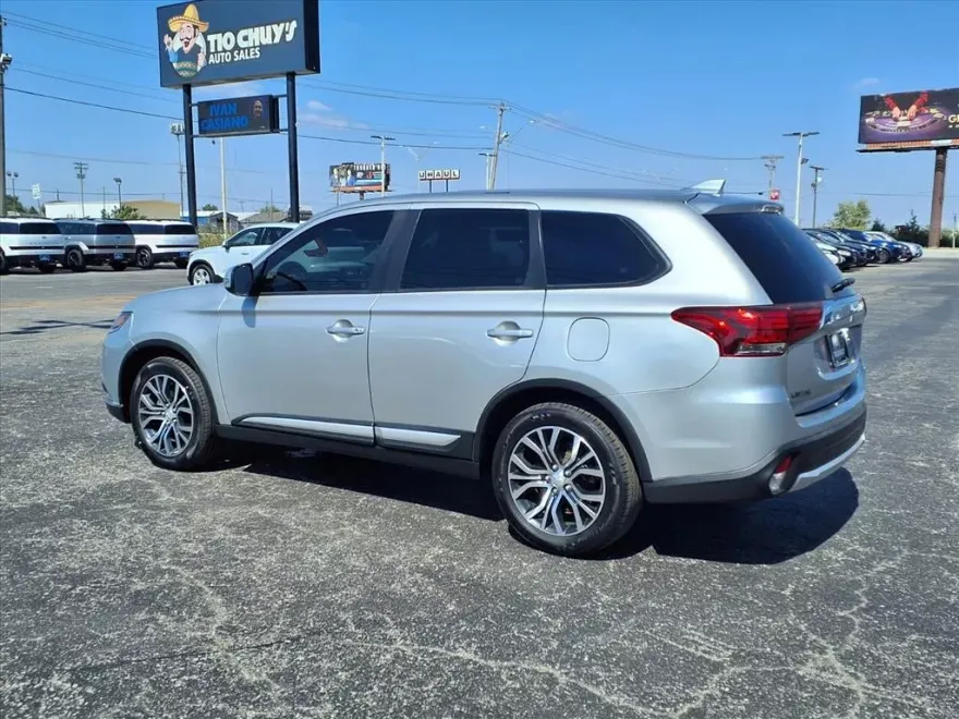 2018 Mitsubishi Outlander LE photo 1