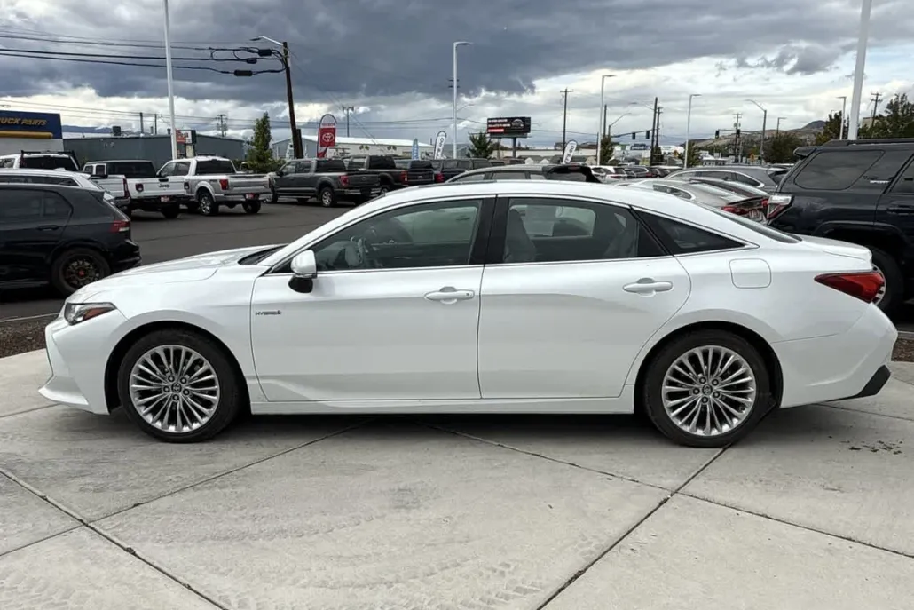 2019 Toyota Avalon Hybrid Limited photo 1