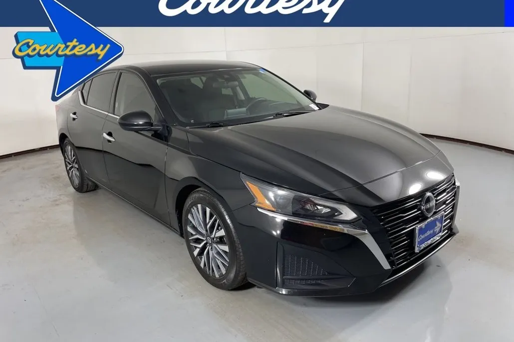 2023 Nissan Altima 2.5 SV photo 1