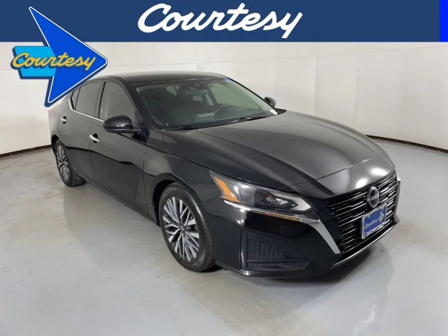2023 Nissan Altima 2.5 SV photo 1