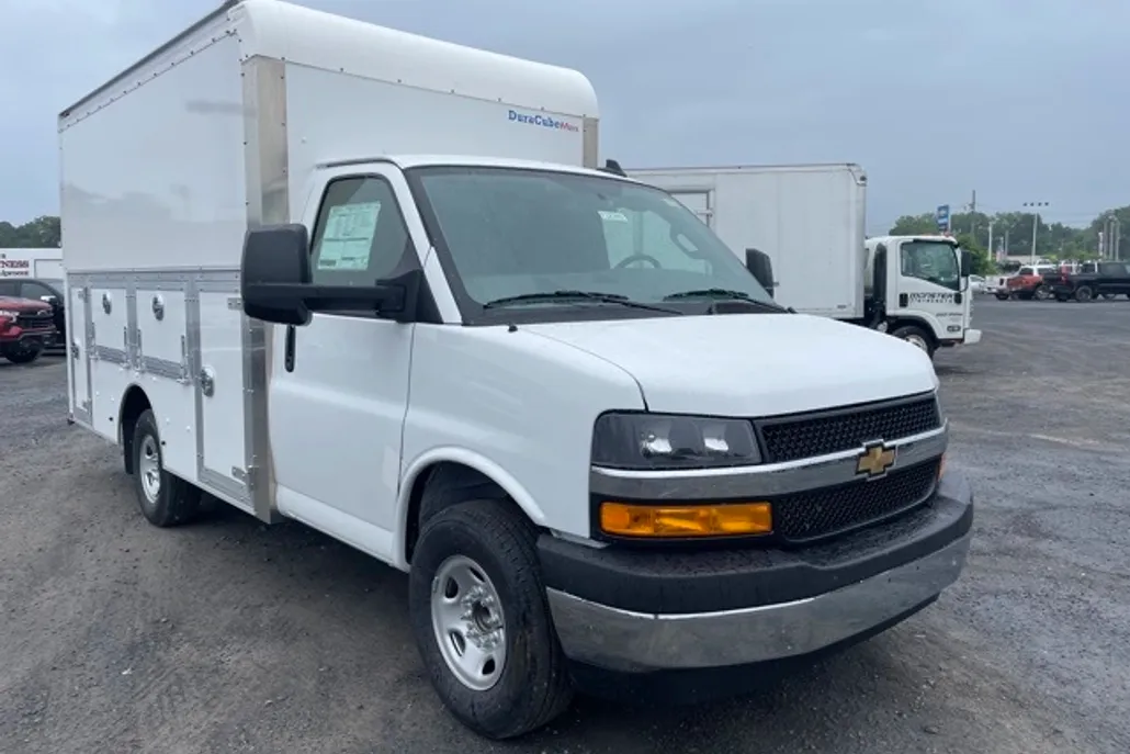 2025 Chevrolet Express 3500 Work Van Cutaway photo 1