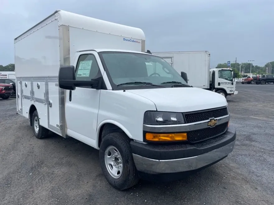 2025 Chevrolet Express 3500 Work Van Cutaway photo 1