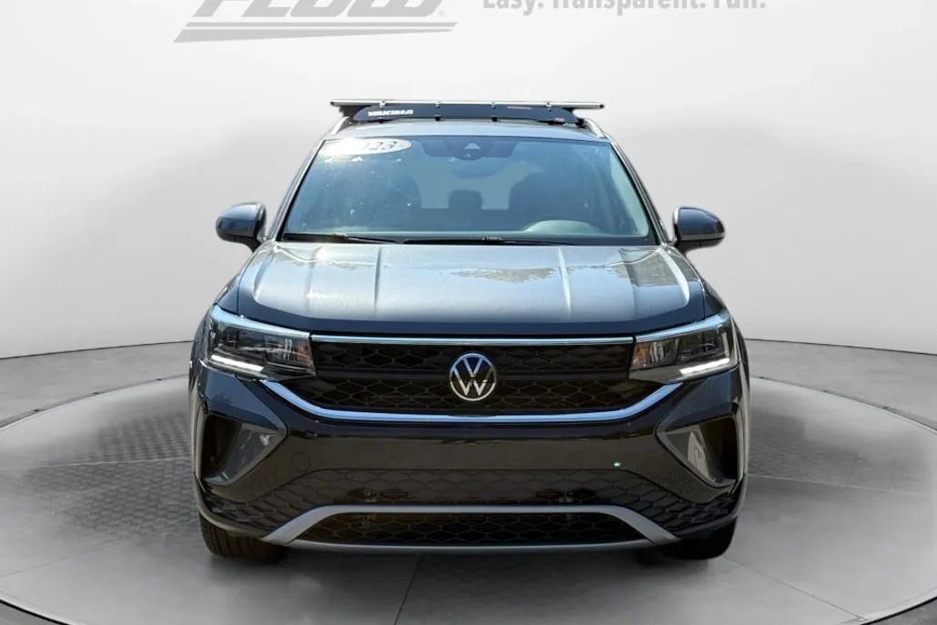 2023 Volkswagen Taos SE photo 1