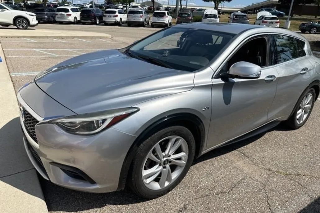 2018 Infiniti QX30 Luxury photo 1