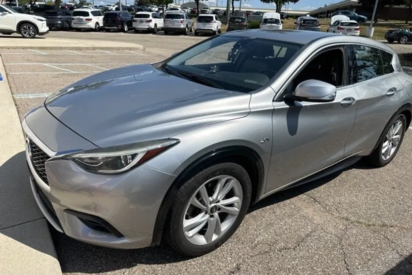 2018 Infiniti QX30 Luxury photo 1