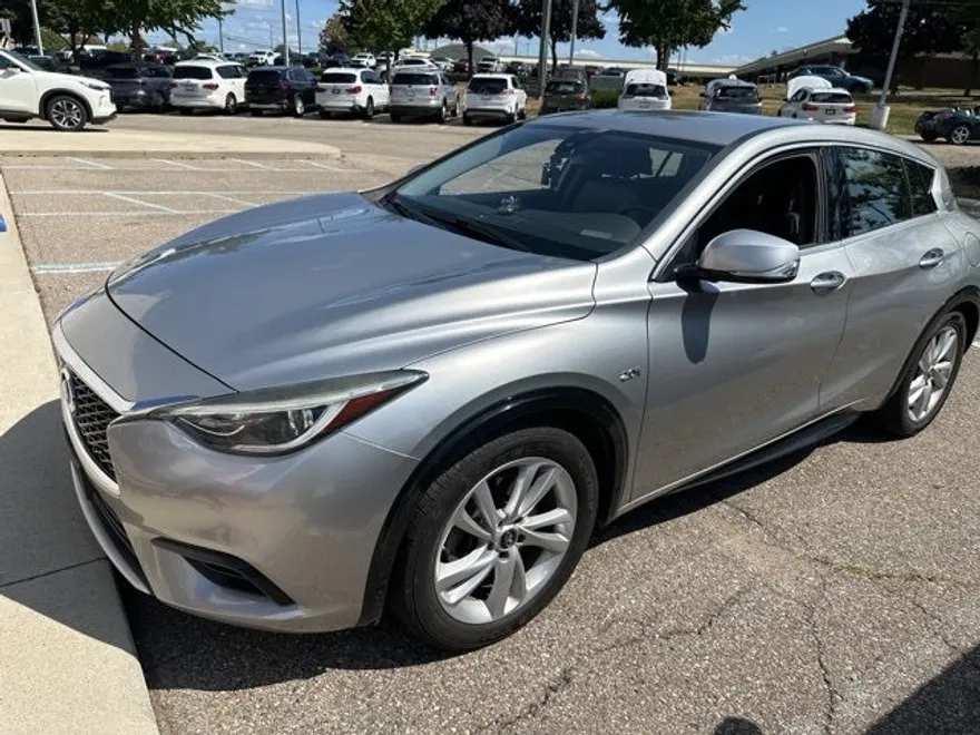 2018 Infiniti QX30 Luxury photo 1