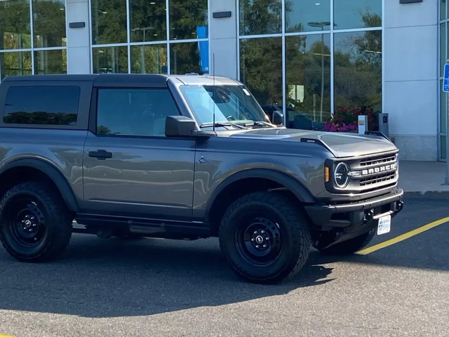 2022 Ford Bronco Black Diamond photo 1