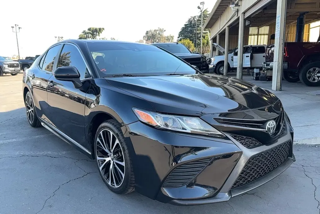 2019 Toyota Camry SE photo 1