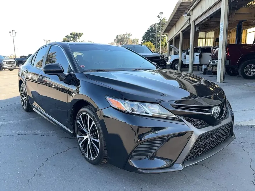 2019 Toyota Camry SE photo 1