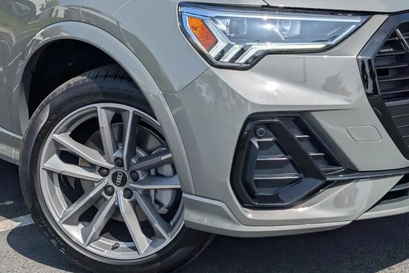 2025 Audi Q3 S line Premium photo 1