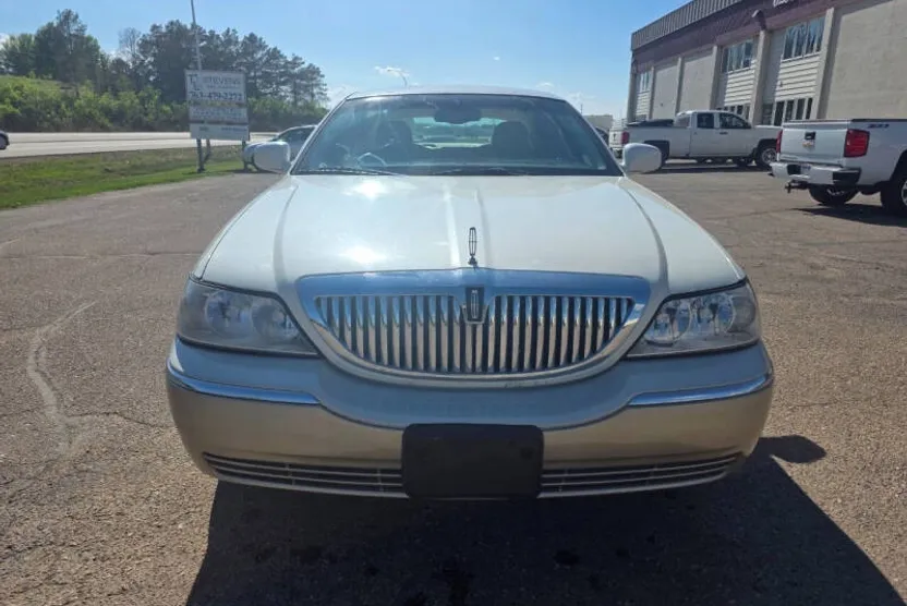 2005 Lincoln Town Car Signature photo 1