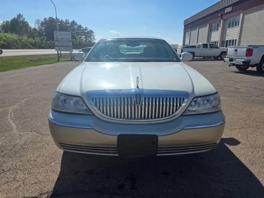 2005 Lincoln Town Car Signature photo 1