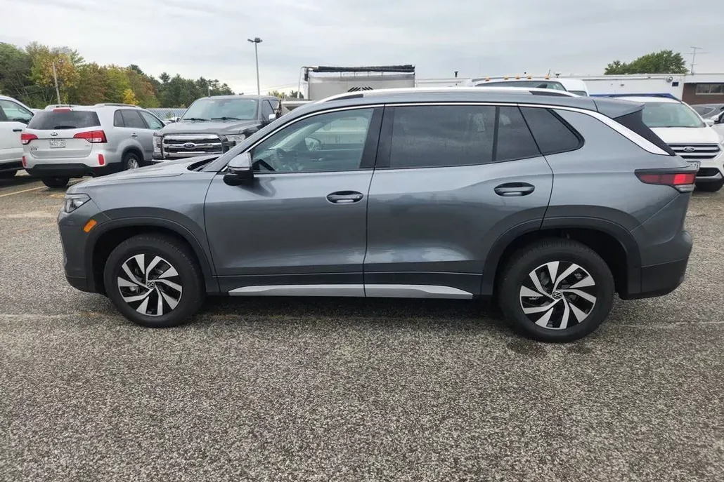 2025 Volkswagen Tiguan S photo 1