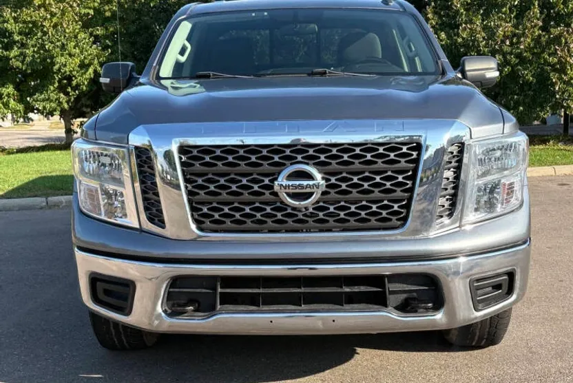 2018 Nissan Titan SV photo 1