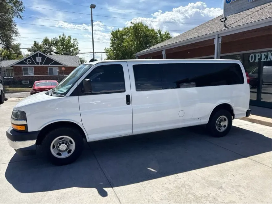 2019 Chevrolet Express Passenger LT 3500 photo 1