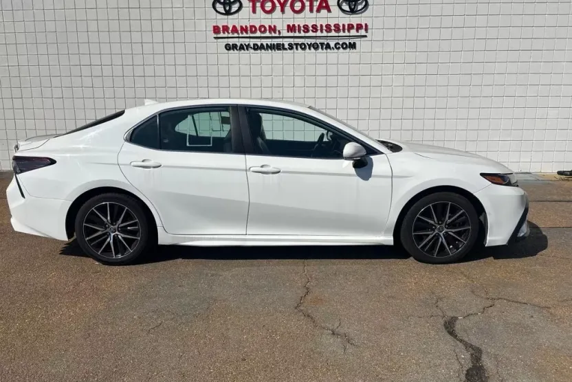 2023 Toyota Camry SE photo 1