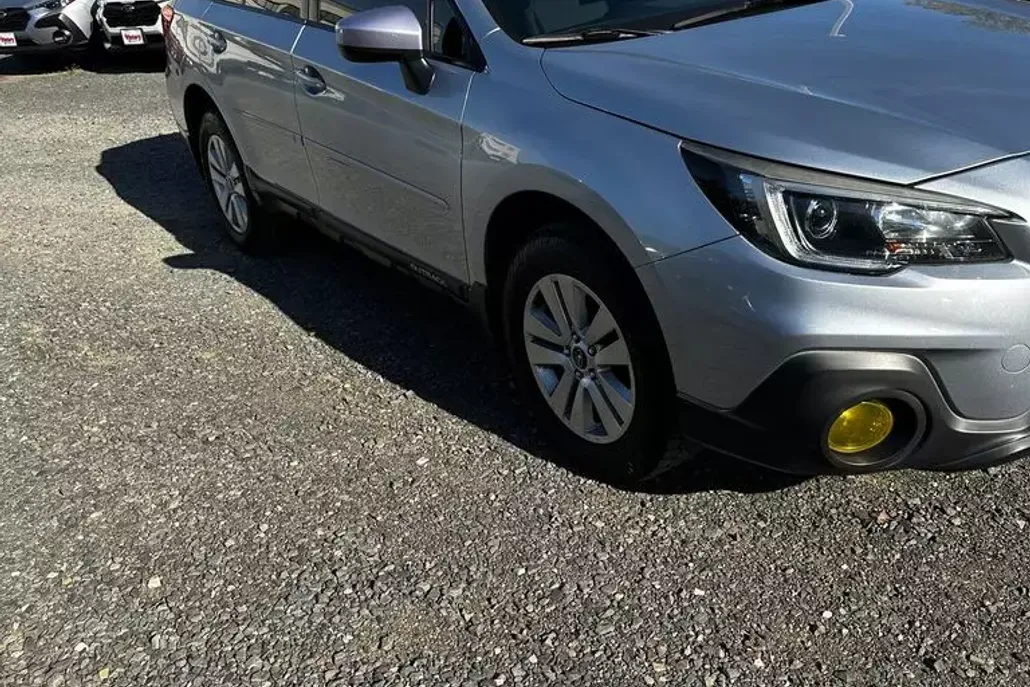 2019 Subaru Outback 2.5i Premium photo 1