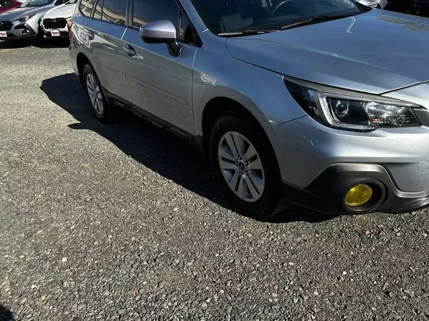 2019 Subaru Outback 2.5i Premium photo 1
