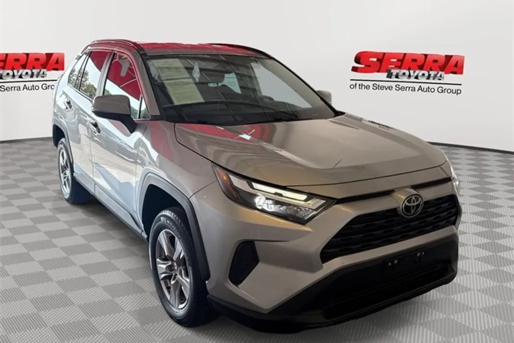 2024 Toyota RAV4 XLE photo 1