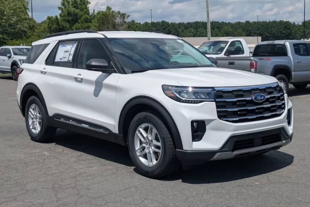 2025 Ford Explorer photo 1