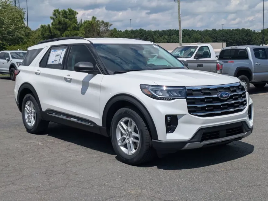2025 Ford Explorer photo 1