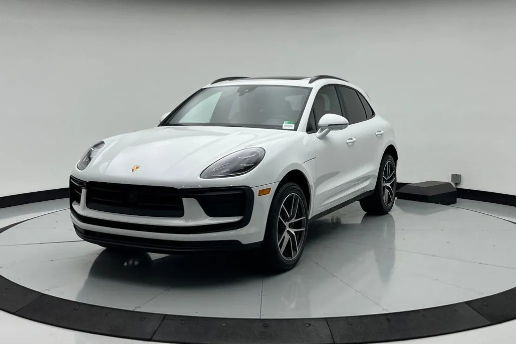 2025 Porsche Macan Base photo 1