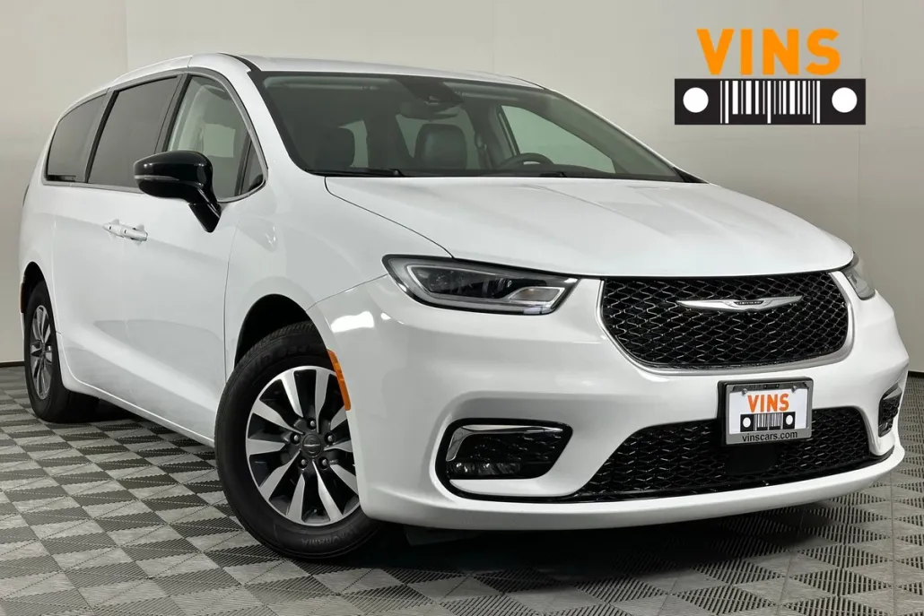 2024 Chrysler Pacifica Hybrid photo 1