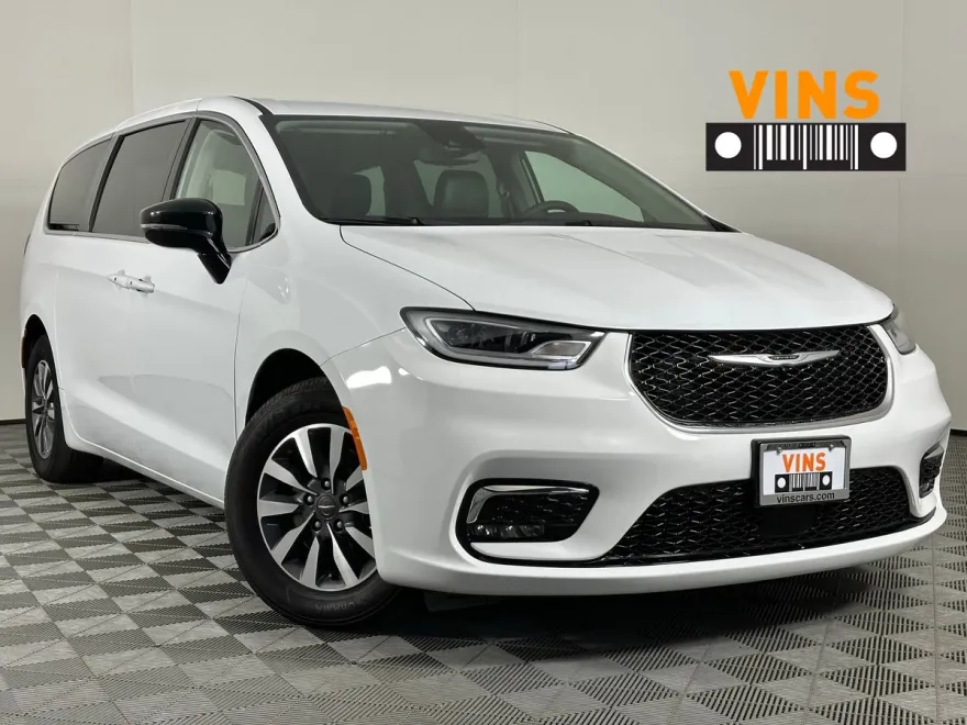2024 Chrysler Pacifica Hybrid photo 1