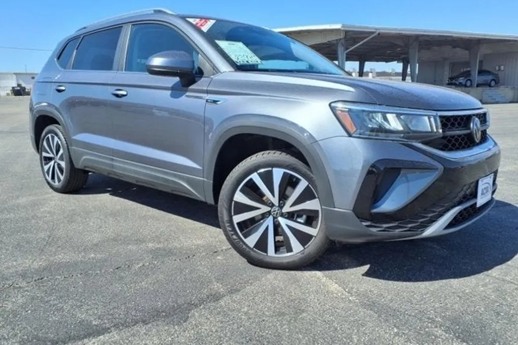 2024 Volkswagen Taos SE photo 1