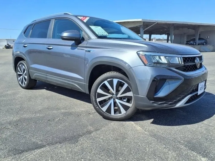2024 Volkswagen Taos SE photo 1