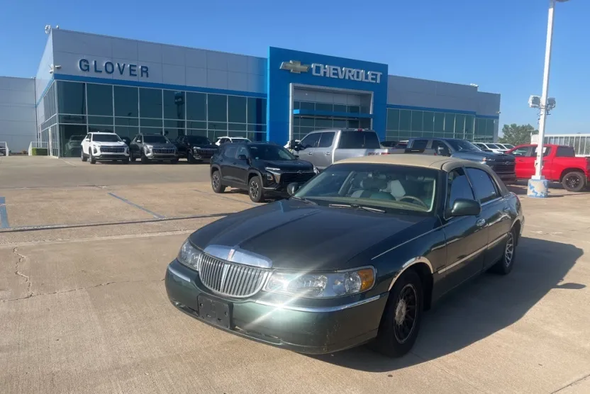 2000 Lincoln Town Car Signature photo 1