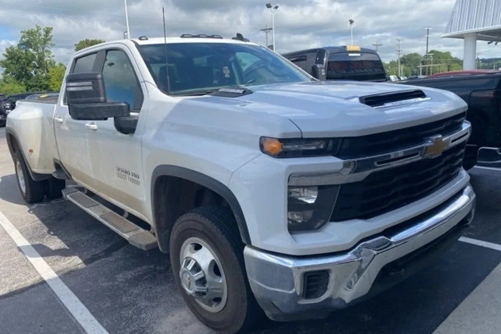 2024 Chevrolet Silverado 3500HD LT photo 1