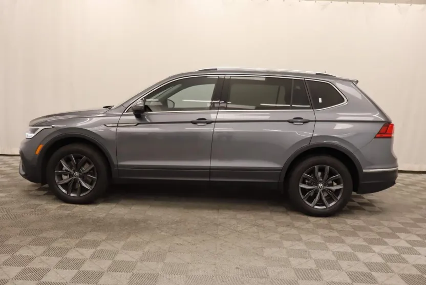 2023 Volkswagen Tiguan SE photo 1