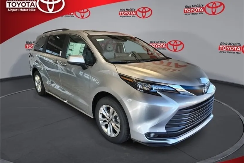 2025 Toyota Sienna XLE photo 1