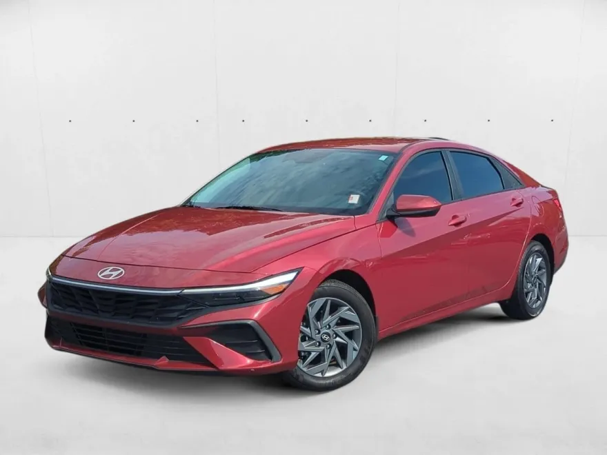 2024 Hyundai Elantra SEL photo 1
