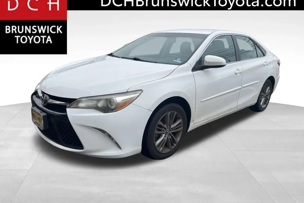 2017 Toyota Camry SE photo 1