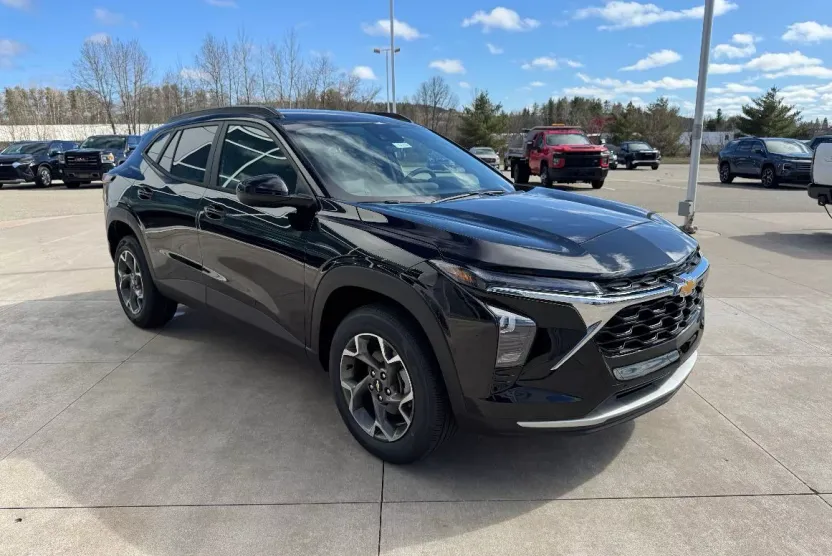2025 Chevrolet Trax LT photo 1