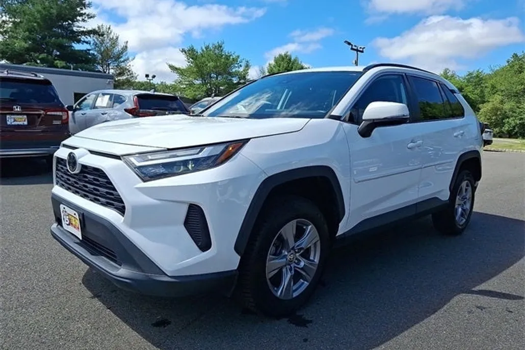 2022 Toyota RAV4 XLE photo 1