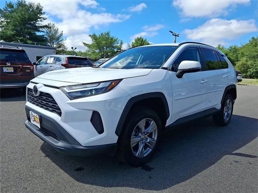 2022 Toyota RAV4 XLE photo 1